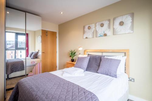 Sheffield Apartment | City One Bedroom Apartment with Juliet Balcony in West One - Parking Possible