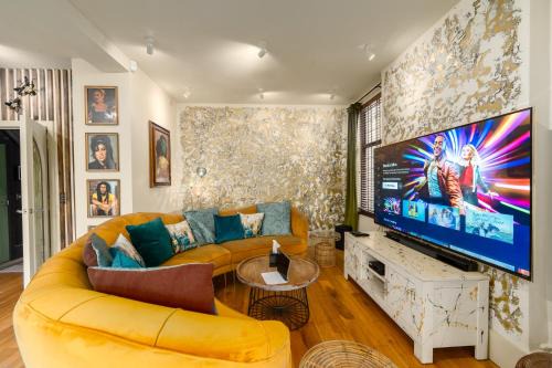 Penylan House | City Retreat, Spacious 4 Bed House, Games Room, Parking, Hot Tub & BBQ