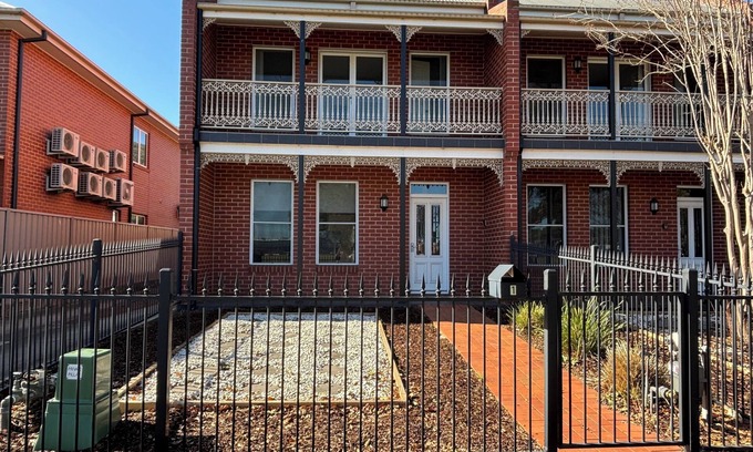 Wagga Wagga House | City Townhouse Escape 1 - 1 Tarcutta