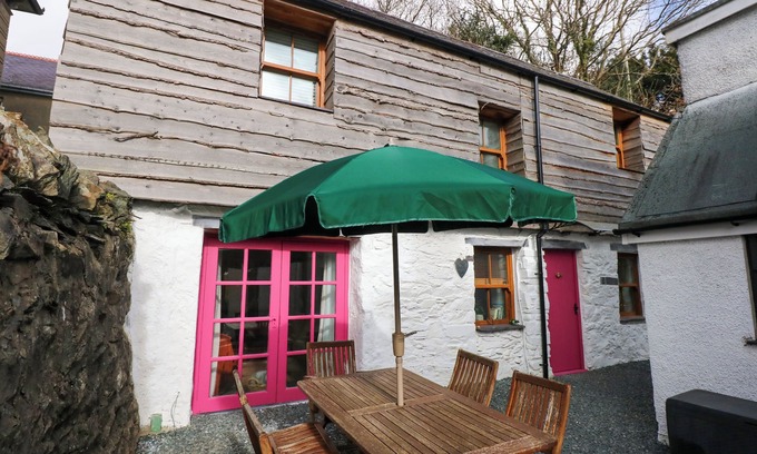 Bangor House | CLAIRE'S COTTAGE, family friendly, with hot tub in Bethesda