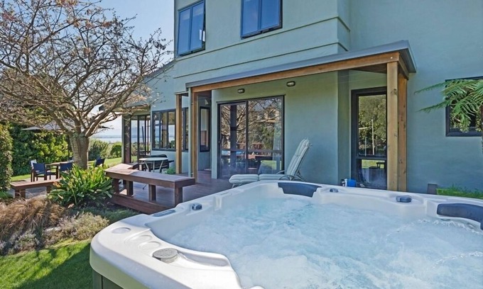 Stoke House | Clairmont Retreat - Fantastic Nelson Holiday Home with Spa Pool!