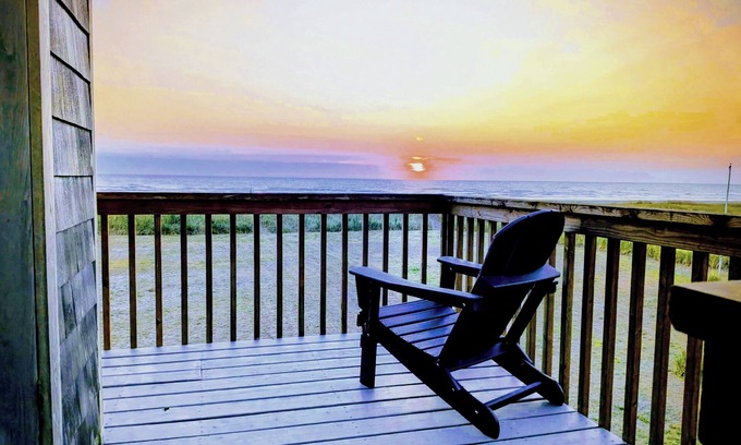 Grayland House | Clamming Dates thru Jan 6! Oceanfront on Grayland Beach; Wi-fi & Workspacesn