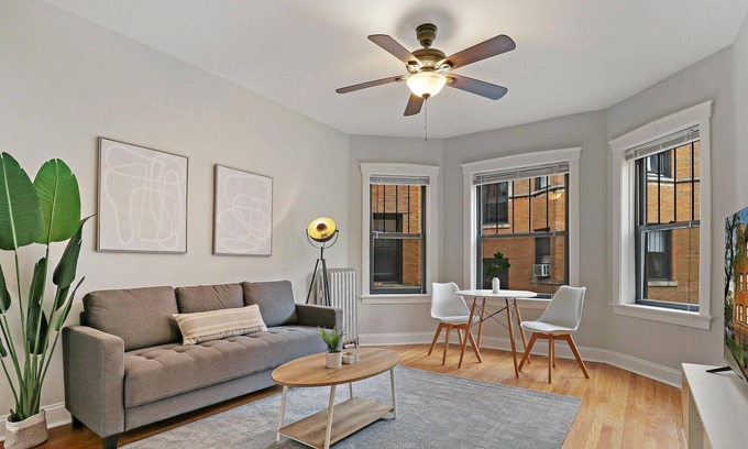 Chicago Apartment | Classic 1BR Portage Park Apt Accessible to Shops!
