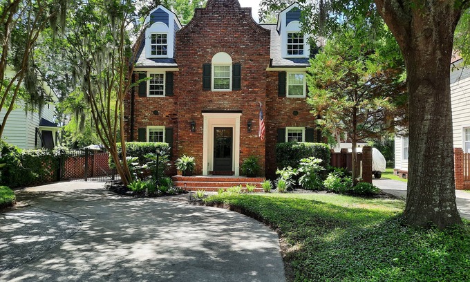 Mount Pleasant House | Classic Charleston with a contemporary twist in prestigious Snee Farm.