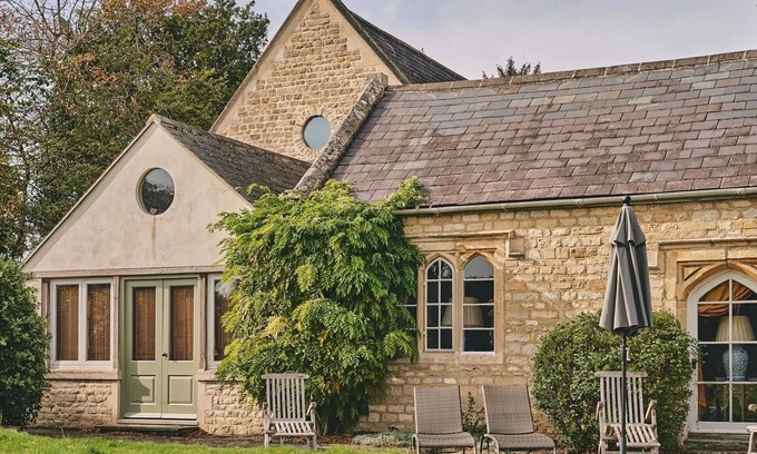 Lechlade House | Classic Cotswold Home in Little Faringdon nr Burford dog friendly