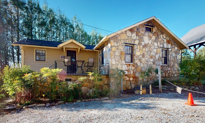 Hendersonville House | Classic cottage at Burntshirt Vineyards with 2 decks - steps from tasting room