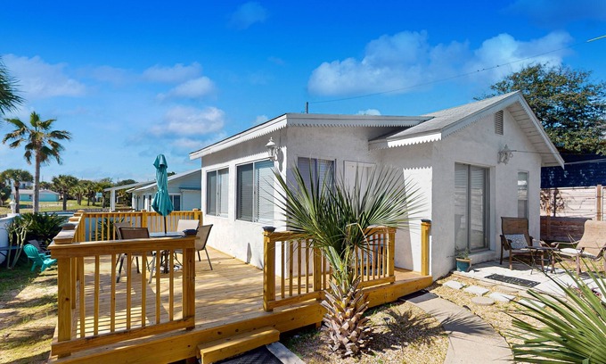 Laguna Beach Cottage | Classic Florida beachside cottage with nearby ocean access & WiFi