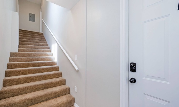 Mid-Wilshire House | Classic LA Miracle Mile Townhouse