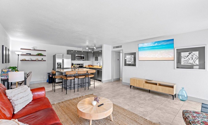 Central Park Apartment | Classic Palm Beach 2BR Retreat - Near Beaches
