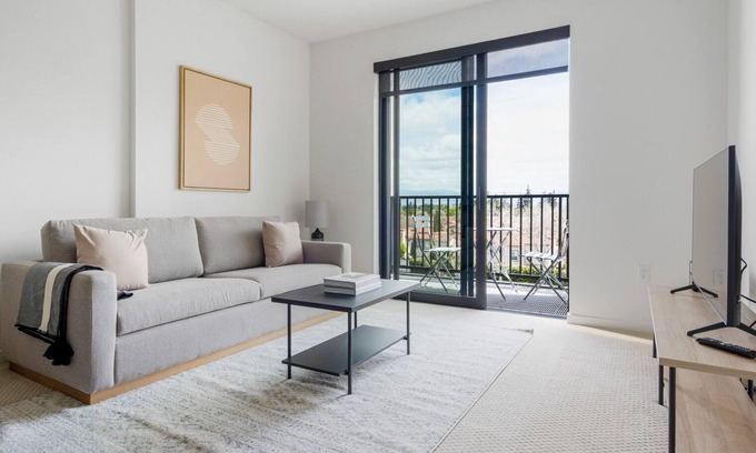 The Villas Apartment | Classic Santana Row 1BR w/Gym & Pool, 10 mins to Google, by Blueground