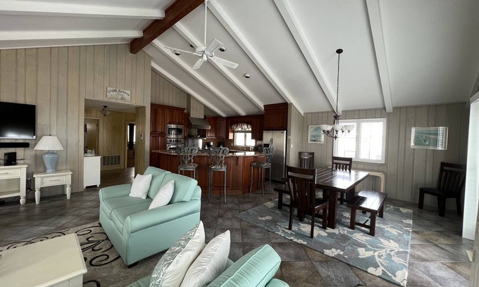 Stone Harbor House | Classic Stone Harbor home 1 block from the beach!