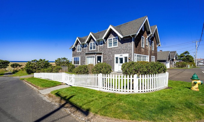 Gearhart House | Classic Two-Story Beach House w/Free WiFi, Gas Fireplace, & Washer/Dryer