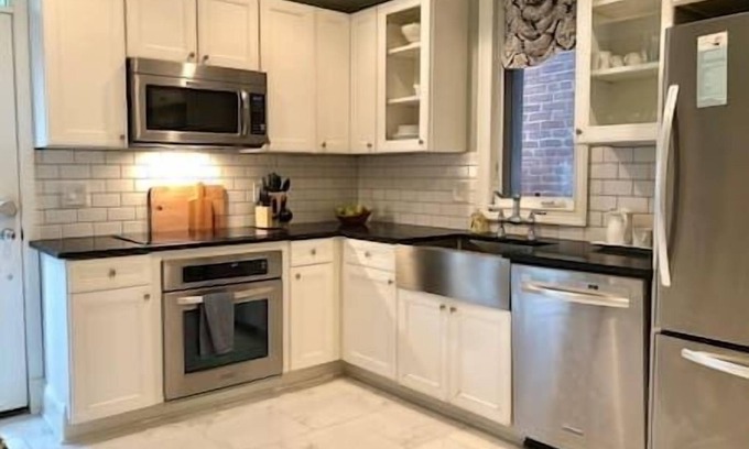 Stanton Park House | Classic Victorian: Historic Outside, Modern Inside | 5 Blks to Capitol | Parking