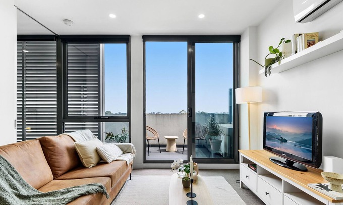 Northcote Apartment | Classy 1-Bed Unit on High Street with City Views