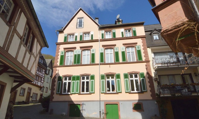 Uerzig House | Classy Holiday Home in Ürzig near Forest