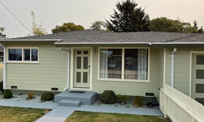 Myrtletown House | Clean and Bright Cottage, 3 bedroom with Laundry