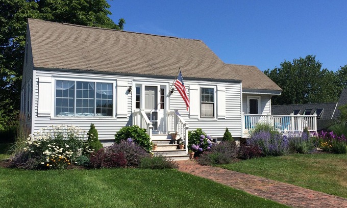Pemaquid Beach House | Clean and Bright Seaside Beach House - short walking distance to 2 beaches