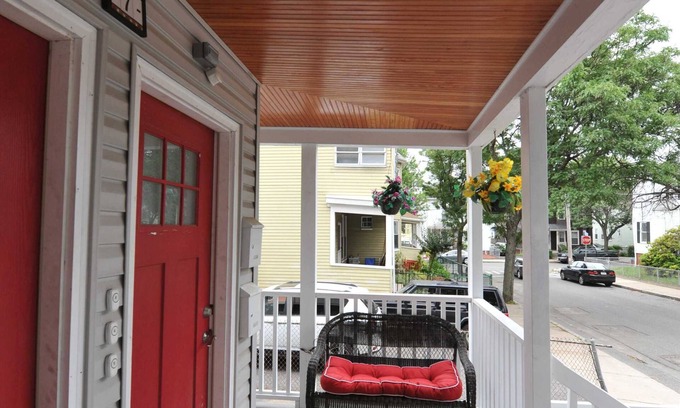 Somerville Apartment | CLEAN Apt Near Boston/Cambridge, Harvard, MIT with Parking - Great Reviews!