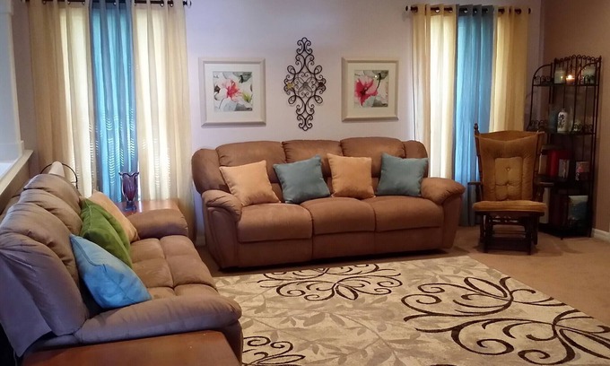 Fellowship House | CLEAN Modern home, 3 bedrms, 1 double-sink bathrm, 65" TV & 3 couches