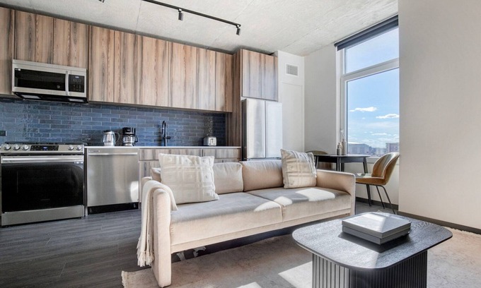 Near West Side Apartment | Clean West Loop Studio w/Rooftop, Gym & Grills, nr Park, by Blueground