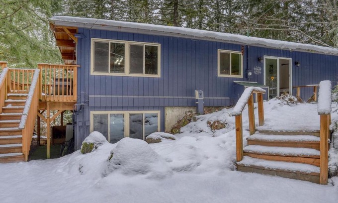 Rhododendron House | Clear Creek Mt Hood Retreat - Meredith Lodging