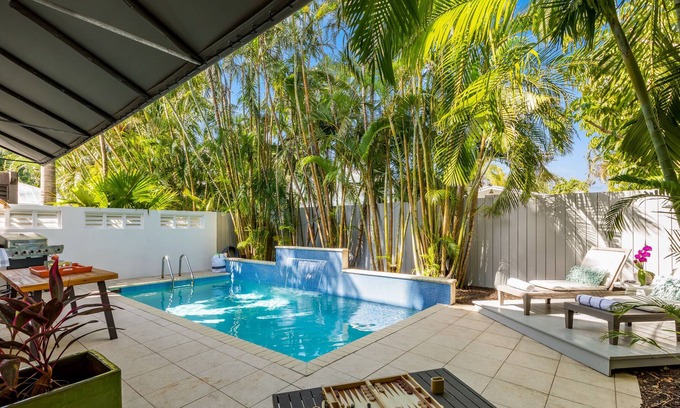 White St. Gallery House | CLEAR SKIES ~ Well Appointed 3 Bedroom, 2 Bath Home with Pool!