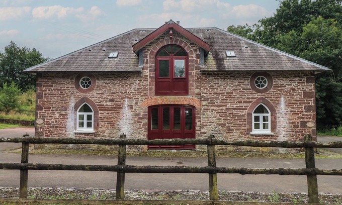 Llanarthney Cottage | CLEARBROOK LODGE, pet friendly, with open fire in Llanarthney