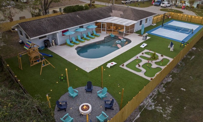 Clearwater House | Clearwater Pickleball+Heated Pool+MiniGolf Oasis