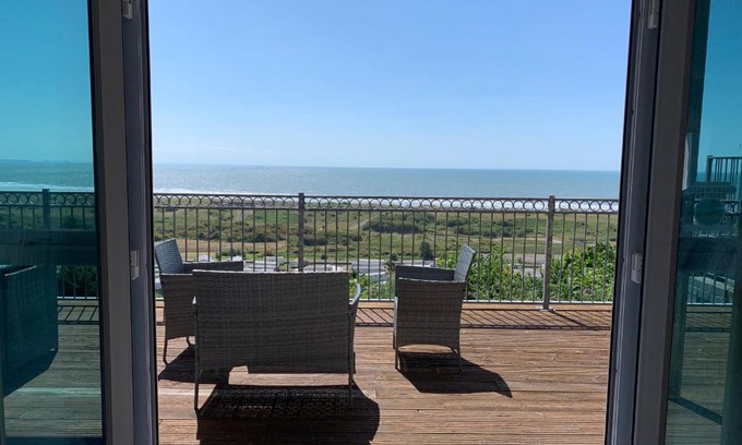 Pendine Apartment | Cliff Haven- Spectacular sea views from balcony, pets go FREE