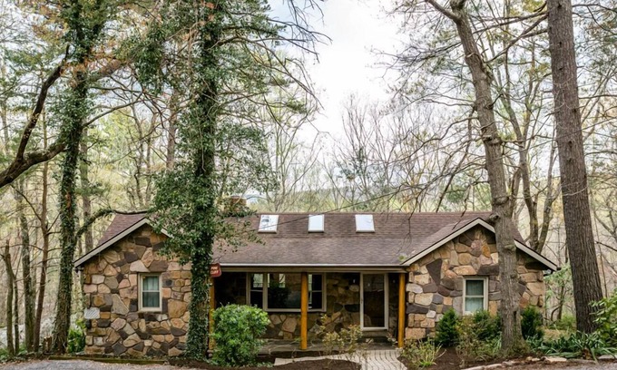 Rawley Springs Cabin | Cliff side living by the river at Pine Bluff