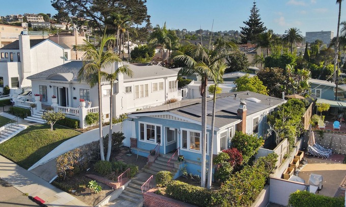 Village of La Jolla House | Cliff View by AvantStay | Hot Tub + Fire Pit | 1 block from Downtown La Jolla