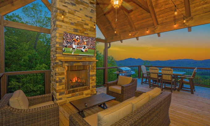 Gatlinburg - Pigeon Forge Cabin | Cliffside Scenic Splendor: Indoor Pool, Mtn Views, Theater, Games, Hot Tub, Wifi