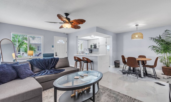 Indian Rocks Beach Condo | 🏖️Close to Beach🌴Public Park Across the Street🐬Indian Oaks #7 - Sandy Toes