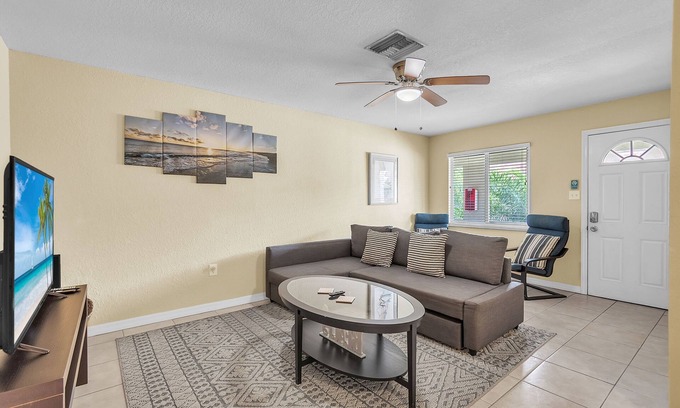 Indian Rocks Beach Condo | 🏖️Close to Beach🌴Public Park Across the Street🐬Indian Oaks #15 - Sun and Fun