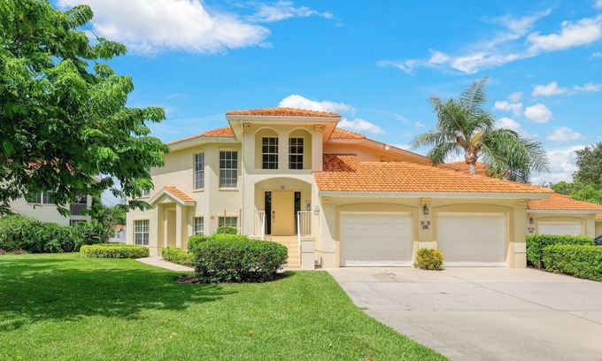 North Naples Condo | CLOSE TO BEACH AND SHOPPING in NAPLES!