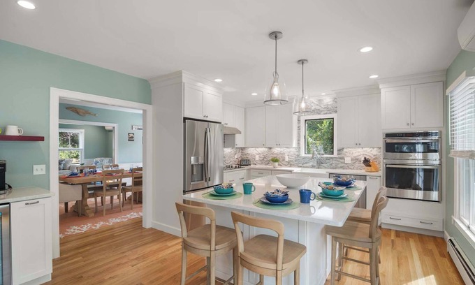 West Dennis House | Close to Beach, Fire Pit, and Hot Tub!