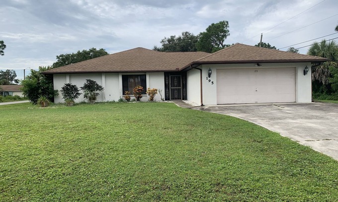 South Venice House | Close to beaches, Pool Table, Fishing equipment, golf clubs, bicycles supplied.