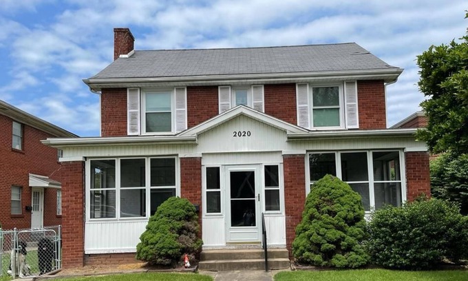 Evansville House | Close to Campus Pet Friendly Get Away