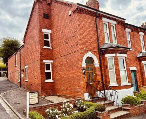 Lincoln House | Close to castle + Parking for 4 Cars