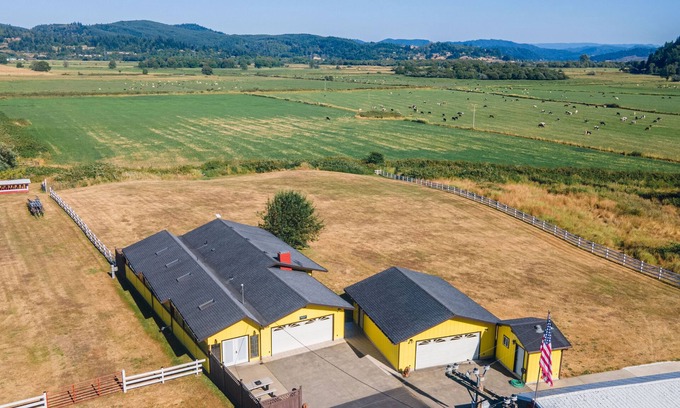 Norway House | Close to Coquille River, Bandon Dunes, centrally located in the county -hot tub!