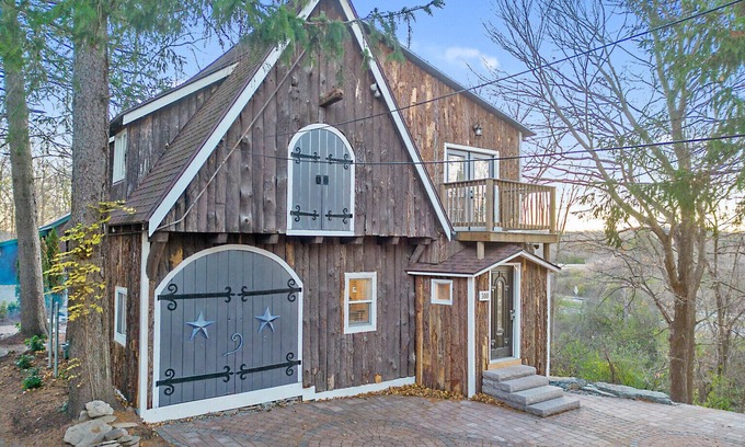 Fayetteville Cottage | Close to downtown and Syracuse University with fire pit!