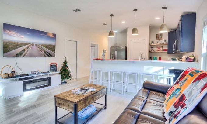 St. Augustine House | Close to downtown, 3BR,6Beds,Movies, Ping Pong,Fun