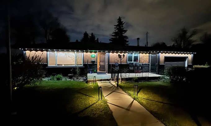 Northwest Calgary House | Close to DT- fully equipped Bungalow. Perfect for seniors, families, and peers.