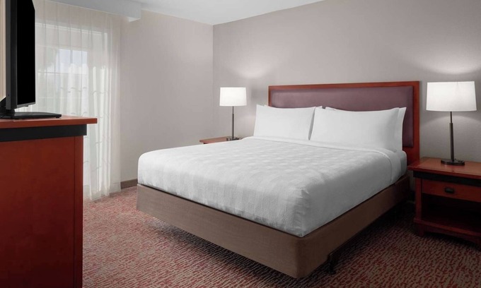 Downtown Hotel | Close to Heritage Theatre! Full Kitchen, Free Parking Onsite! Pets Allowed