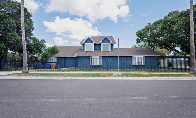 Bay Area House | Close to hospitals/shopping centers/parks/beaches