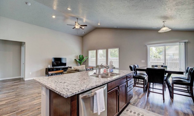 Nampa House | Close to Idaho Center~ King bed~5 TVs~Room for all