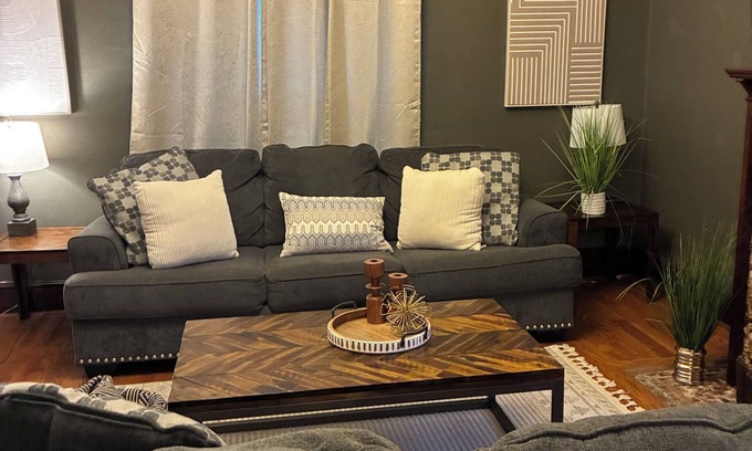 Midtown - Westport House | Close to KU. Great for Families. Restaurants within walking distance. Free WiFi