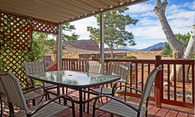 Ticaboo House | Close to Lake Powell & Bullfrog Marina with Air Conditioning + OHV Trails near home
