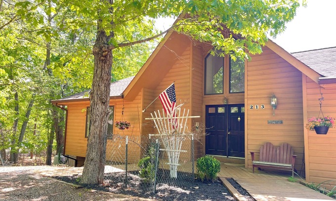 Huddleston House | Close to SML's favorite spots! Family friendly home with gorgeous views!