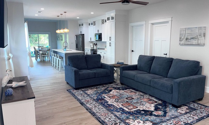 Foley House | Close to Sports Complex, OWA, beaches, shopping, restaurants. King bed.